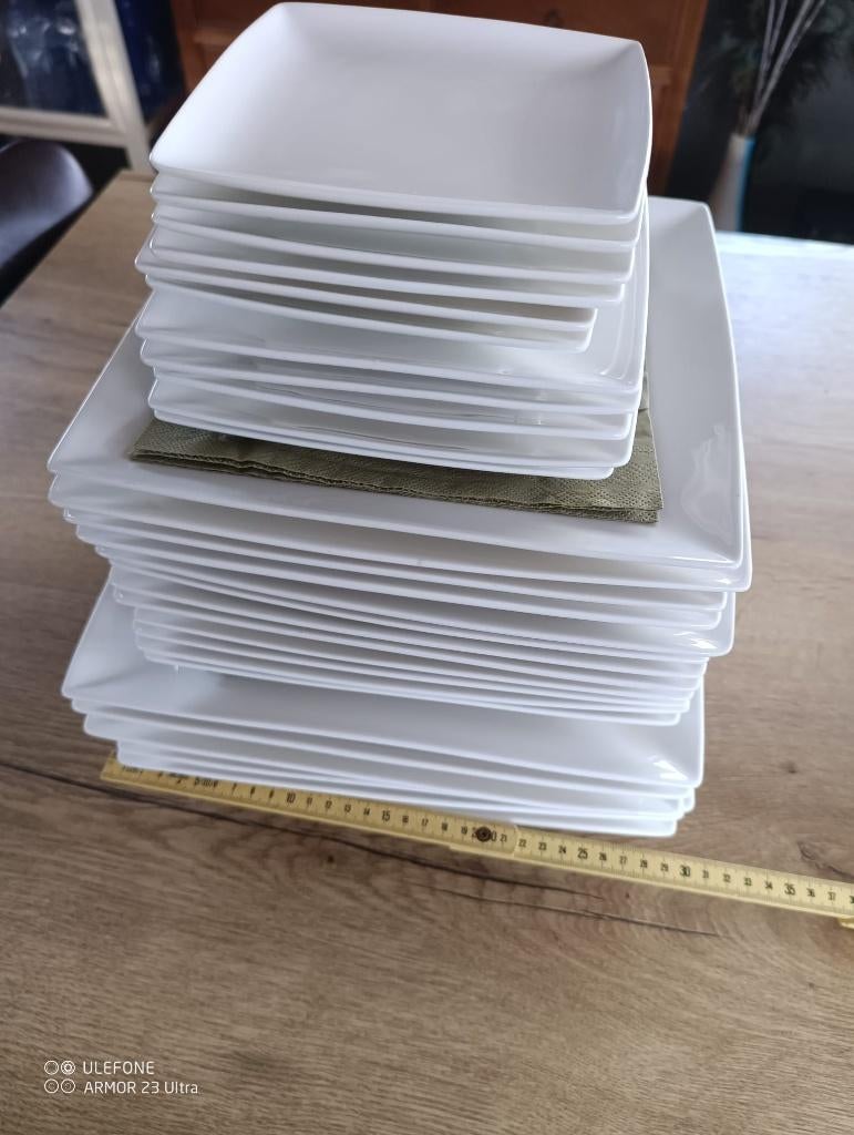 borden Yong servies, Huis en Inrichting, Ophalen, Zo goed als nieuw, Bord(en), Effen