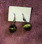 Boucles d'oreilles pendantes kaki, Bijoux, Sacs & Beauté, Boucles d'oreilles, Enlèvement ou Envoi, Autres couleurs, Verre, Utilisé