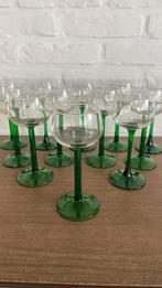 12 wijnglazen met groene voet, Verzamelen, Ophalen, Zo goed als nieuw