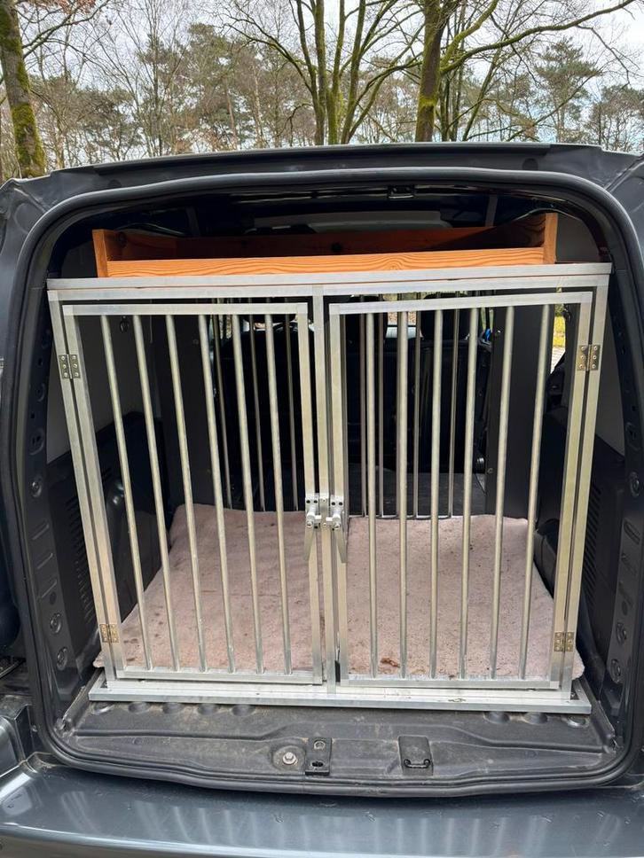 Aluminium hondenbench auto, Dieren en Toebehoren, Hondenbenches, Zo goed als nieuw, Ophalen