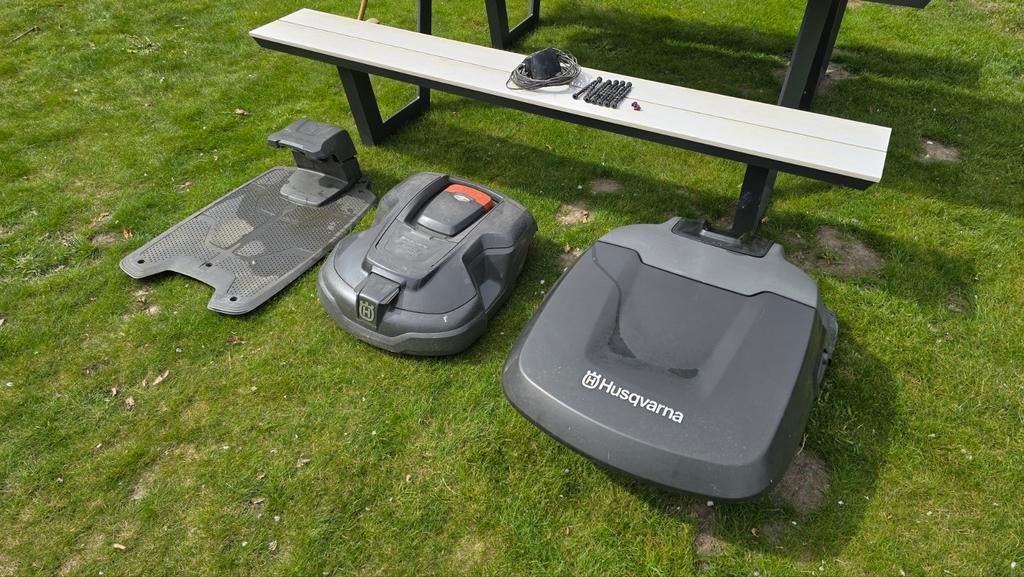 Husqvarna 310 automower + laadstation + overkapping, 20 à 25 cm, Avec capteur de pluie, Enlèvement, Utilisé