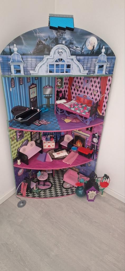 Maison monster high et lot de Poupées et équipements, Enlèvement
