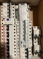 Set stroomonderbrekers en elektrische apparatuur — ABB, G, Doe-het-zelf en Bouw, Elektriciteit en Kabels, Ophalen, Gebruikt, Schakelaar
