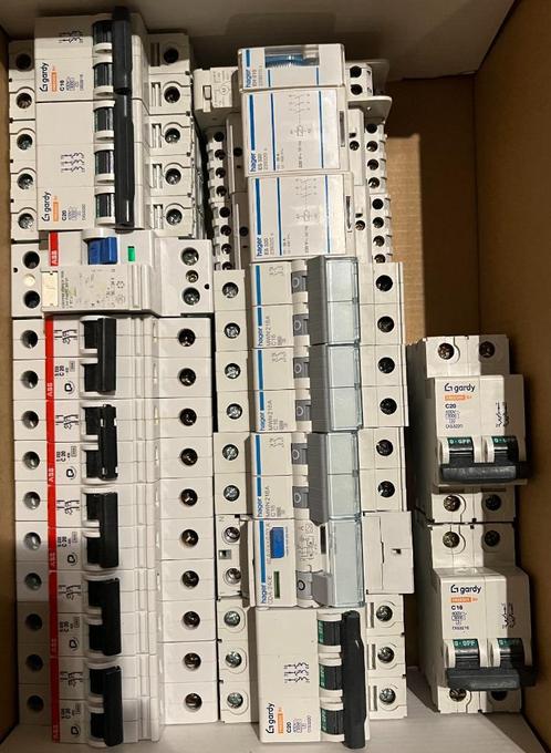 Set stroomonderbrekers en elektrische apparatuur — ABB, G, Doe-het-zelf en Bouw, Elektriciteit en Kabels, Gebruikt, Schakelaar