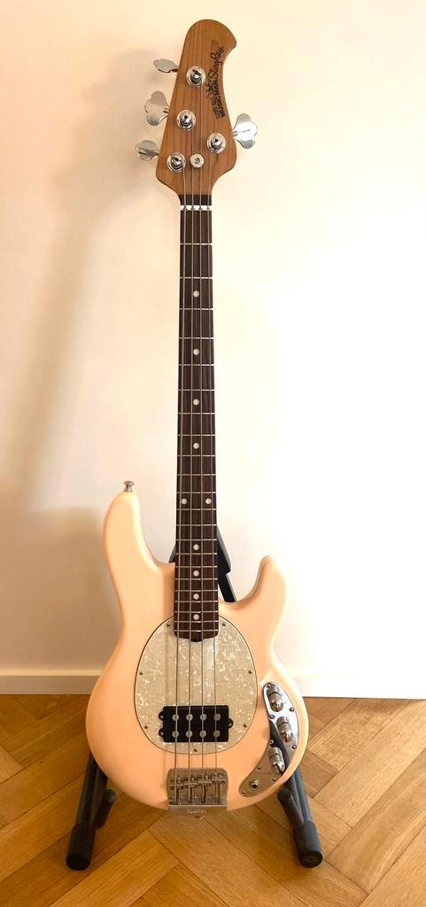 Musicman Stingray short scale Seashell, Muziek en Instrumenten, Snaarinstrumenten | Gitaren | Bas, Ophalen