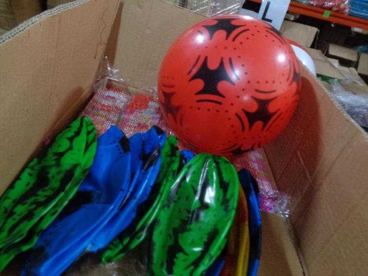 Carnaval Uitgooi met goedkope ballen + uitgooi artikelen, Diversen, Rommelmarktspullen, Nieuw, Ophalen