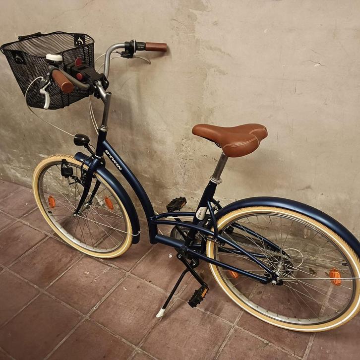 blauwe stadsfiets B’Twin, Fietsen en Brommers, Fietsen | Dames | Damesfietsen, Zo goed als nieuw, Overige merken, Versnellingen