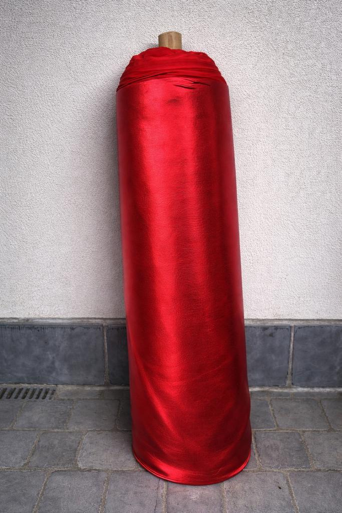 1 rol gewatteerde stof – rood metallic (20 m), Huis en Inrichting, Stoffering | Gordijnen en Lamellen, Nieuw, 100 tot 150 cm, 150 tot 200 cm