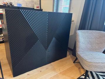 Zwart designbureau in loftstijl beschikbaar voor biedingen