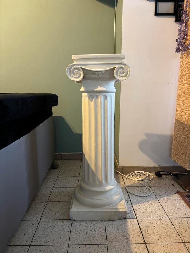 Mooie witte stenen zuil. Griekse stijl, Huis en Inrichting, Woonaccessoires | Zuilen en Pilaren, Zo goed als nieuw, Ophalen