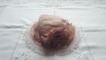 Ceremonie hoed (roze) beschikbaar voor biedingen