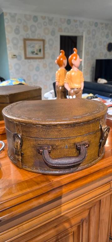 Ancienne boîte à chapeaux A voir beschikbaar voor biedingen