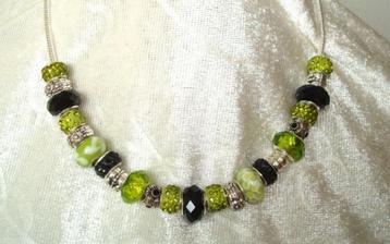 Ketting met bedels in limegroen-zwart-zilver beschikbaar voor biedingen