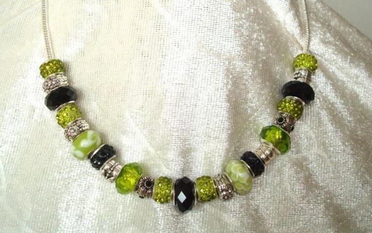 Ketting met bedels in limegroen-zwart-zilver, Handtassen en Accessoires, Kettingen, Nieuw, Overige materialen, Groen, Met strass