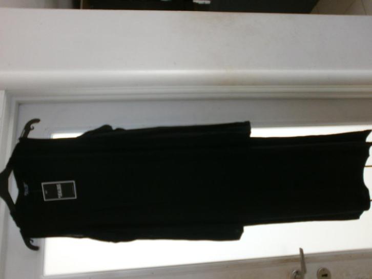 Robe noire manches épaules nues M / L NEUF, Kleding | Dames, Jurken, Nieuw, Maat 38/40 (M), Zwart, Knielengte, Ophalen of Verzenden