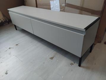 tv meubel met zwart stalen poten 140 cm  beschikbaar voor biedingen