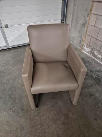 4 Eetkamerstoelen beschikbaar voor biedingen