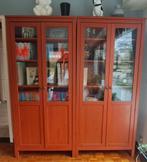 2 vitrines Hemnes rouge brique, Enlèvement ou Envoi, Comme neuf
