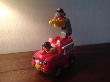 Fisher price brandweerauto met 2 figuurtjes beschikbaar voor biedingen