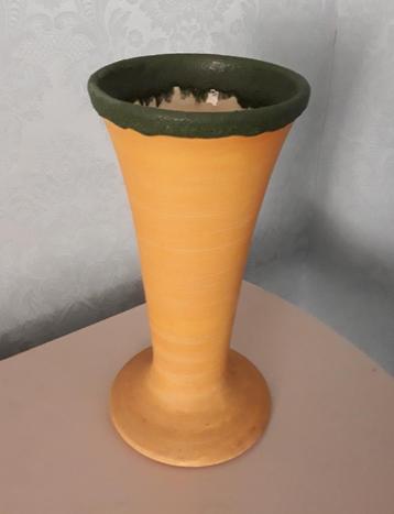 Vintage keramieken vaas oranjebruin met groene rand 32 H  beschikbaar voor biedingen
