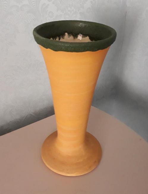 Vintage keramieken vaas oranjebruin met groene rand 32 H, Antiek en Kunst, Antiek | Vazen, Ophalen