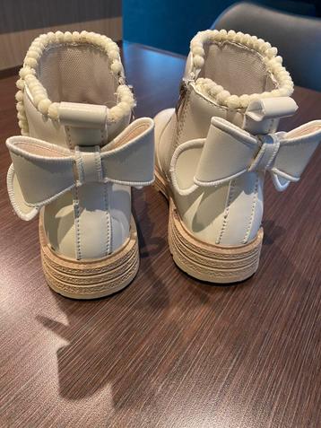 Beige laarsjes met strikdetail achteraan beschikbaar voor biedingen