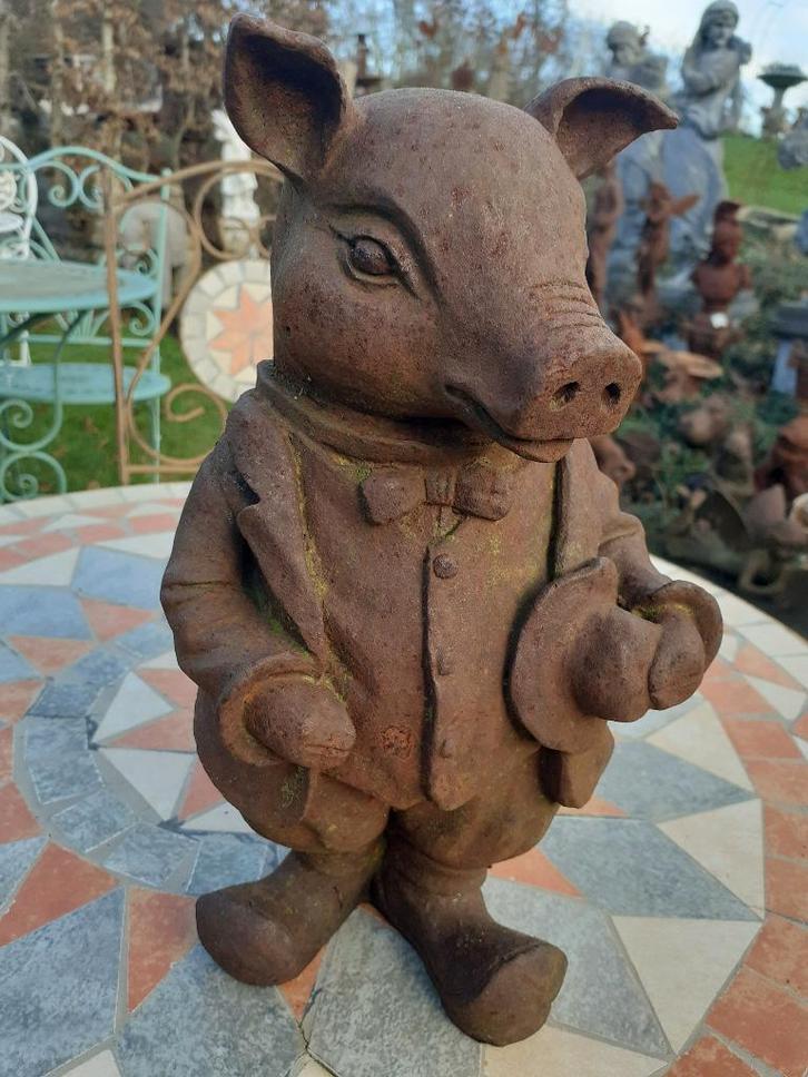 ROESTGEPATINEERD GIETIJZEREN BEELD (MR PIGLET), Tuin en Terras, Tuinbeelden, Zo goed als nieuw, Dierenbeeld, Overige materialen