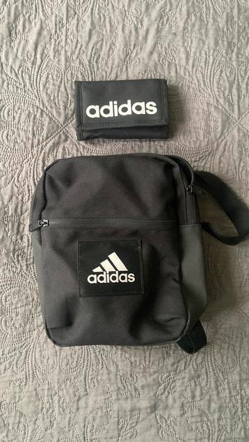 Adidas tasje en portemonnee beschikbaar voor biedingen