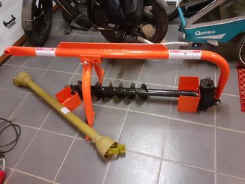 Grondboor voor op een tractor beschikbaar voor biedingen