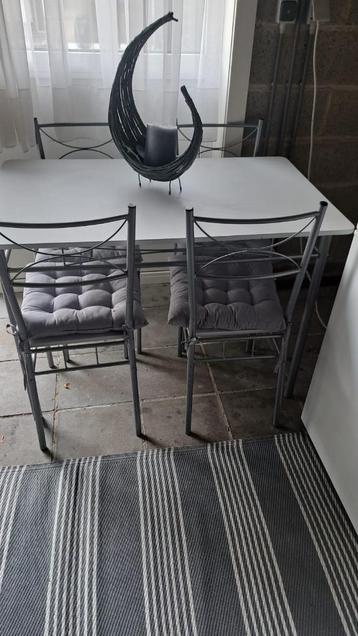 Eettafel beschikbaar voor biedingen