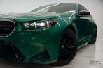 BMW M5 B&W / HUD / ACC / 360 / Isle Of Man Grün/ Pano!, Auto's, BMW, Automaat, 4 deurs, 4395 cc, Overige brandstoffen