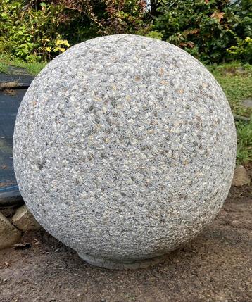 Nieuwe granieten fontein met grote ballen beschikbaar voor biedingen
