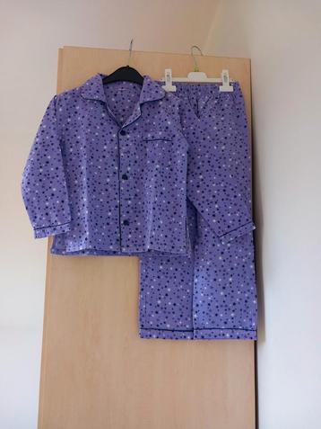 Paarse warme pyjama maat 134/140, heel goede staat beschikbaar voor biedingen