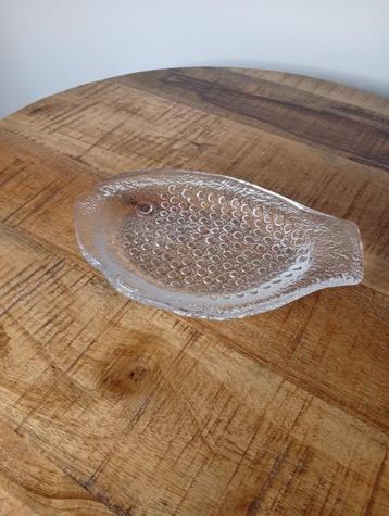 Originele frosted glas visvorm serveerschaal-Pukeberg Sweden beschikbaar voor biedingen