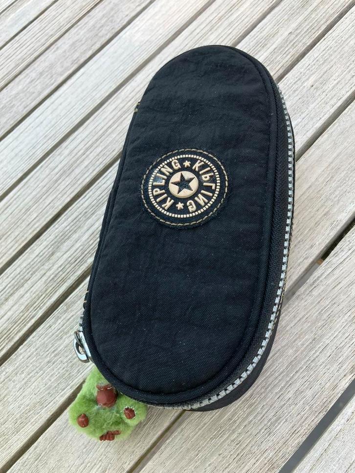 Boekentas en pennenzak Kipling met monkeysleutelhanger zwart, Handtassen en Accessoires, Tassen | Schooltassen, Gebruikt, Rugtas