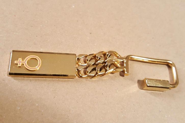 Porte-clés sex-symbol féminin doré (vintage), Collections, Porte-clés, Utilisé, Autres types, Enlèvement ou Envoi