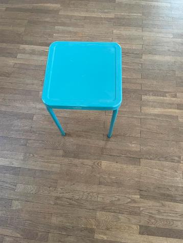 Tabouret beschikbaar voor biedingen