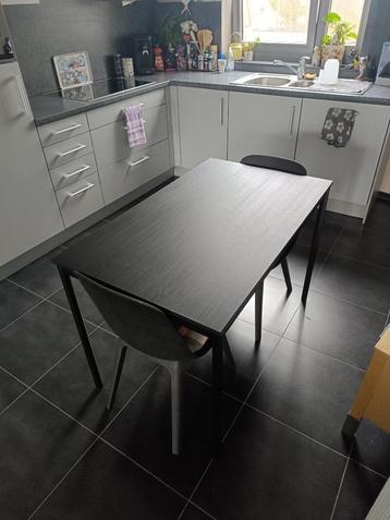 Kleine eettafel met 2 stoelen beschikbaar voor biedingen