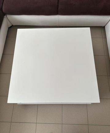 Salon tafel beschikbaar voor biedingen