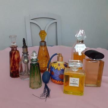 8 oude parfumflesjes beschikbaar voor biedingen