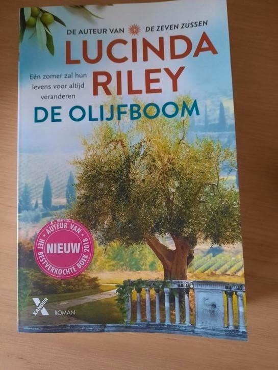 Lucinda Riley - De olijfboom, zo goed als nieuw, Boeken, Romans, Zo goed als nieuw, Ophalen of Verzenden