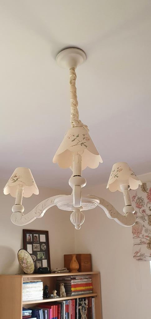 Lustre romantique en bois blanc, Maison & Meubles, Lampes | Lustres, Comme neuf, Bois, Enlèvement