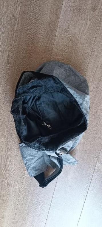 grijze draagzak voor hond (tot 10kg) beschikbaar voor biedingen