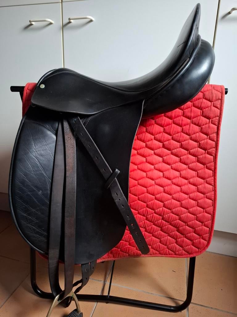 Selle de dressage County 17,5 pouces fit 3, Animaux & Accessoires, Chevaux & Poneys | Selles, Utilisé, Dressage, Enlèvement