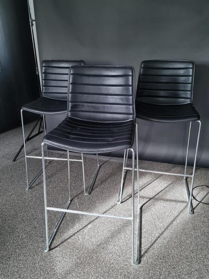 Arper barkrukken - set van 3, Huis en Inrichting, Barkrukken, Gebruikt, 60 tot 90 cm, Leer, 3 krukken, Met voetsteun, Ophalen