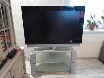 T.V Philips Ambilight 42" + BE vitrinekast van glas beschikbaar voor biedingen