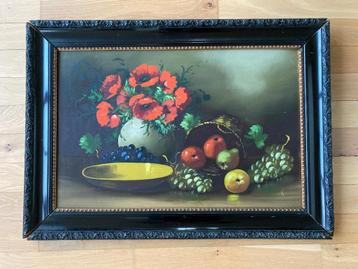 Stilleven klaprozen met fruit beschikbaar voor biedingen