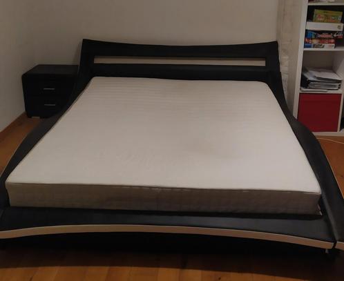 Lit simili cuir, 2 tables de nuit, sommier et matelas, Huis en Inrichting, Slaapkamer | Bedden, Zo goed als nieuw, Wit, Ophalen