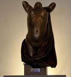 Erotische buste van Christian Defays, Ophalen