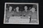 Originele foto Jonge soldaten die een ZELDZAAM biertje drink, Verzamelen, Militaria | Algemeen, Ophalen of Verzenden, Landmacht
